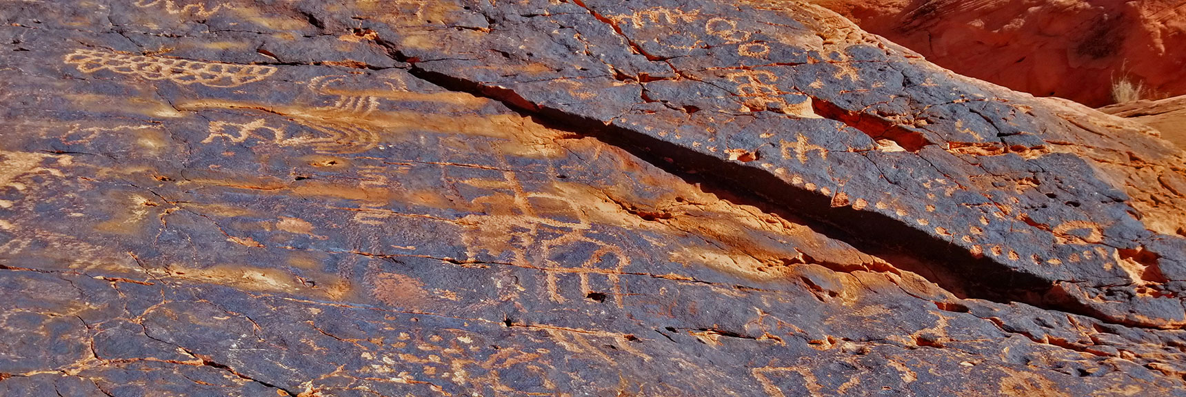 Petroglyphs on Mouse's Tank Trail in Valley of Fire State Park, Nevada, Slide 6